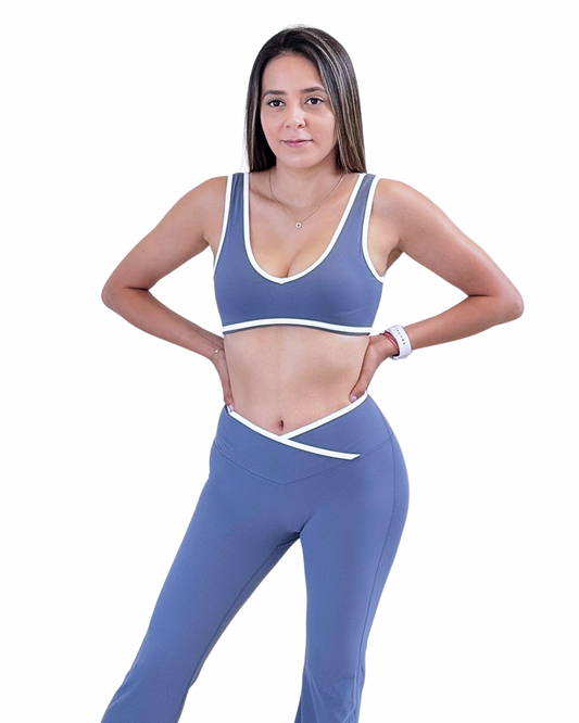 Top deportivo gris con línea blanca - Edge